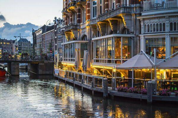 Restaurant a prop d'un Canal a Amsterdam